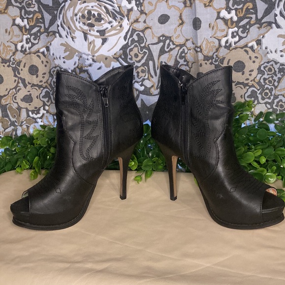 Miranda Lambert snip toe high heel booties. Size 7M Black Escapade - Picture 4 of 11